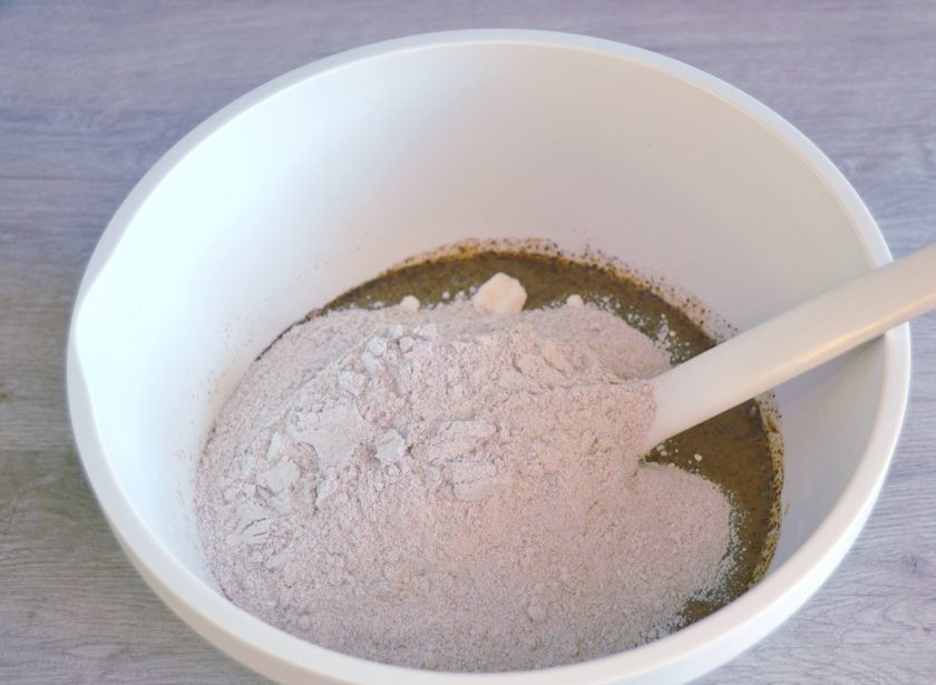 1. Этап. Бездрожжевой хлеб Стройный: Влейте заваренный солод в миску, всыпьте муку.