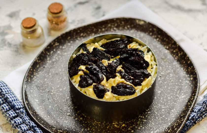 1. Этап. Салат Зимняя ночь: Следующим слоем выложите нарезанный небольшими кусочками чернослив.