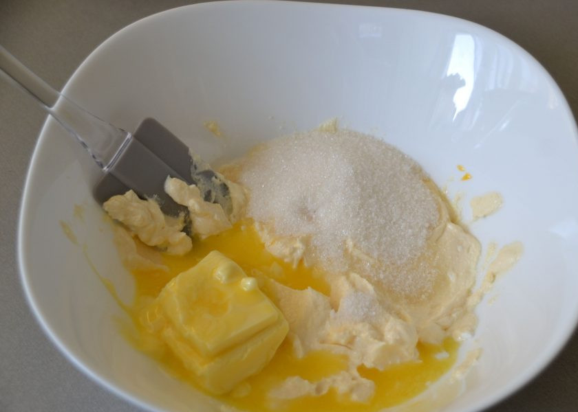 1. Этап. Творожное печенье Мышки: Добавьте 75 грамм сахара, соль и размягченное сливочное масло.