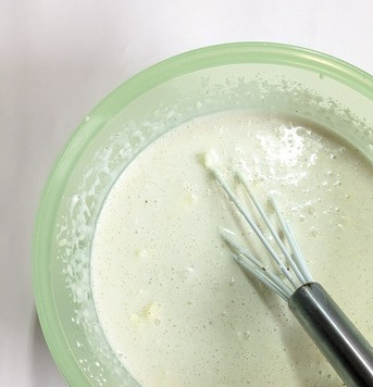 1. Этап. Запеканка с лососем и рожками: Посолить и поперчить.