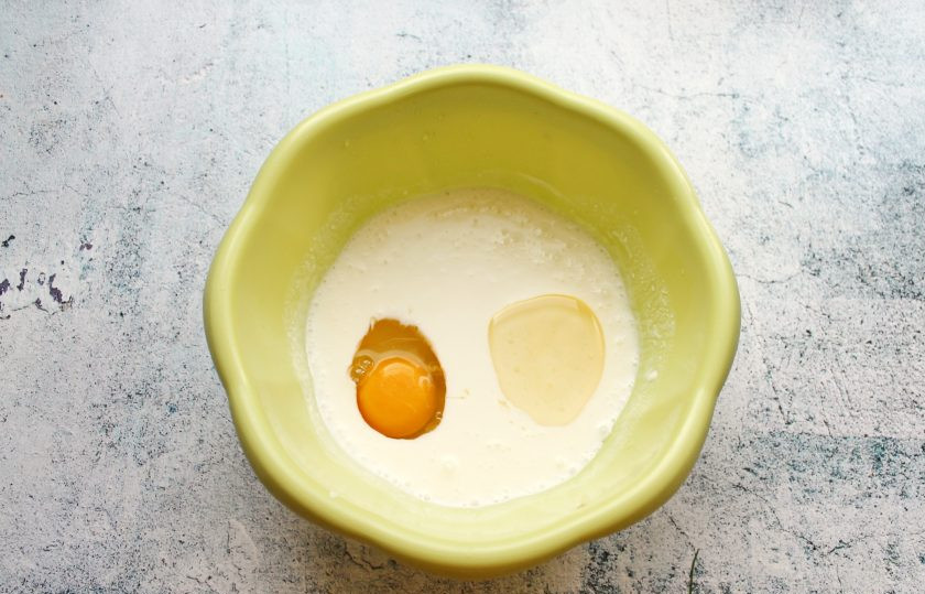 1. Этап. Пирожки на кефире и сметане: Добавьте соль, сахар, разбейте яйцо и влейте растительное масло. Все хорошо перемешайте до однородности.