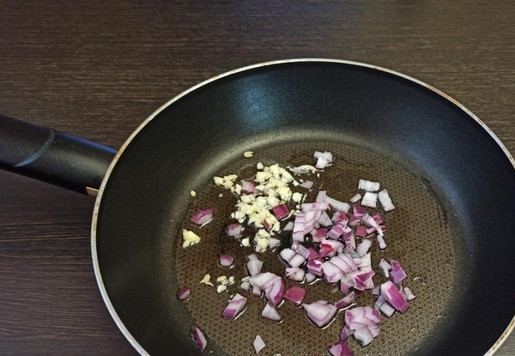 1. Этап. Мексиканская торта с чоризо: Вторую половину луковицы обжарить с зубчиком чеснока.