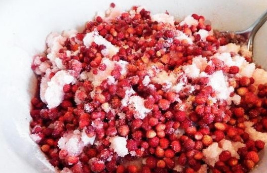 1. Этап. Земляничное варенье на сиропе: На следующий день перемешайте ягоду так, чтобы сахар оказался в соку, что снизу под ягодами образовался. Поставьте на маленький огонь вариться, варите до закипания.