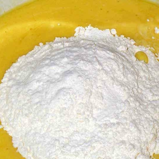 1. Этап. Пирожки со щавелем: Всыпаем муку.