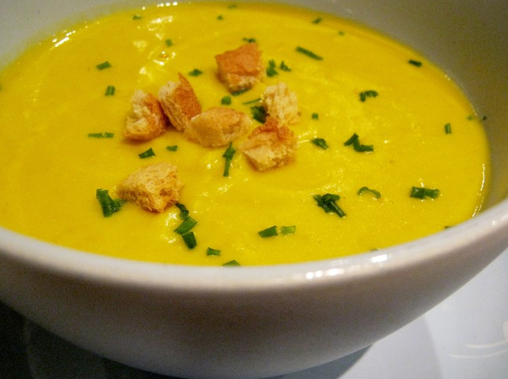 1. Этап. Суп из тыквы и кабачков: Готовый суп из тыквы и кабачков можете подавать как горячим, так и холодным (перед подачей держите в холодильнике). Подавать рекомендую суп с сухариками и зеленью.