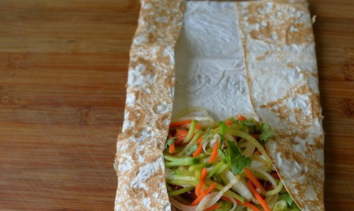 1. Этап. Завертон с индейкой и маринованными овощами: Заворачиваем на верх края лаваша на начинку.