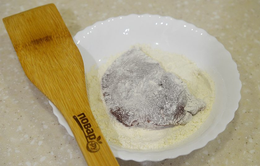 1. Этап. Печень отбивная с луком: 2. Муку смешайте с солью и перцем, обваляйте печень в муке.