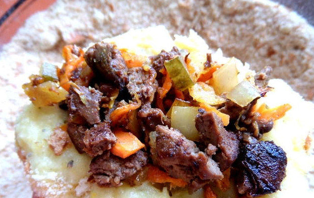 1. Этап. Картофляники с печенкой: Выложите начинку.