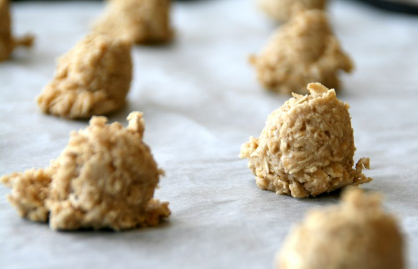 1. Этап. Домашние овсяные печенья: Масло взбейте с сахаром миксером, затем добавьте овсяные хлопья вымешайте тесто, добавьте яйцо, щепотку соли и ванильный экстракт. Получится довольно густое тесто. На противень, устеленным пергаментом, выкладывайте печеньки чайной ложкой на расстоянии друг от друга.