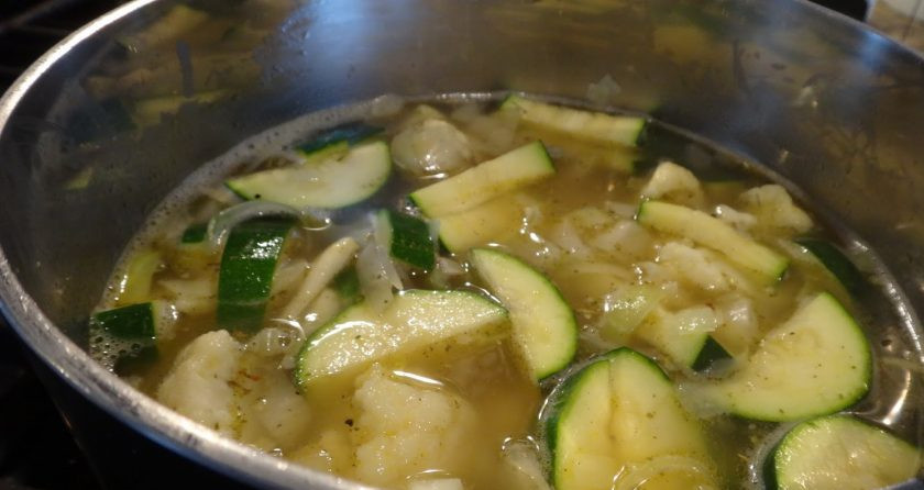 1. Этап. Суп с кабачками: 3. Влейте бульон (воду), добавьте специи, доведите смесь до кипения, затем уменьшите огонь и варите около двадцати минут.