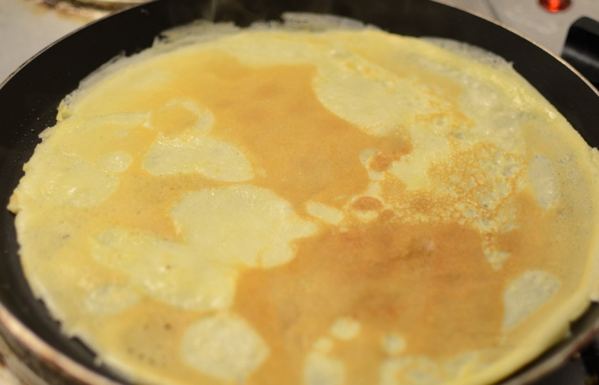 1. Этап. Блинчики с овощной начинкой: Следите за тем, чтобы они не пригорали. А получались даже слегка бледненькими.