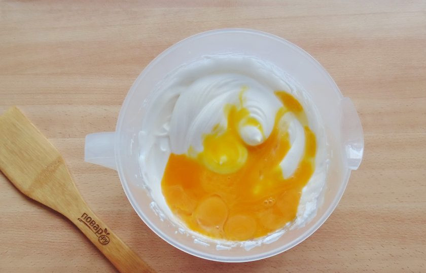 1. Этап. Двухцветный бисквит: Добавьте желтки.