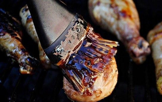 1. Этап. Сладко-острые куриные ножки: Затем за 10 минут до окончания приготовления, ножки необходимо тщательно смазать оставшимся маринадом.