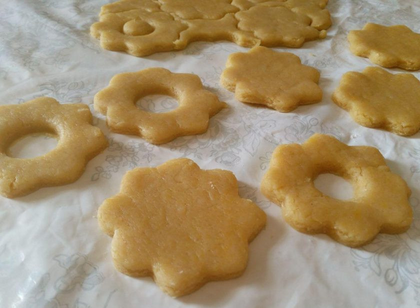 1. Этап. Печенье «Англси»: Раскатайте охлаждённое тесто на рабочей поверхности, присыпанной мукой. Толщина пласта должна составлять 4-5 мм. С помощью стакана или специальной выемки вырежьте из раскатанного теста печеньки, половина из которых должна иметь в центре небольшое отверстие.