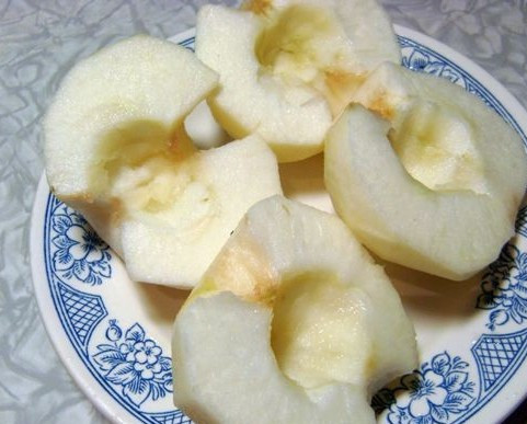 1. Этап. Шарлотка на маргарине с яблоками: Яблоки почистить.