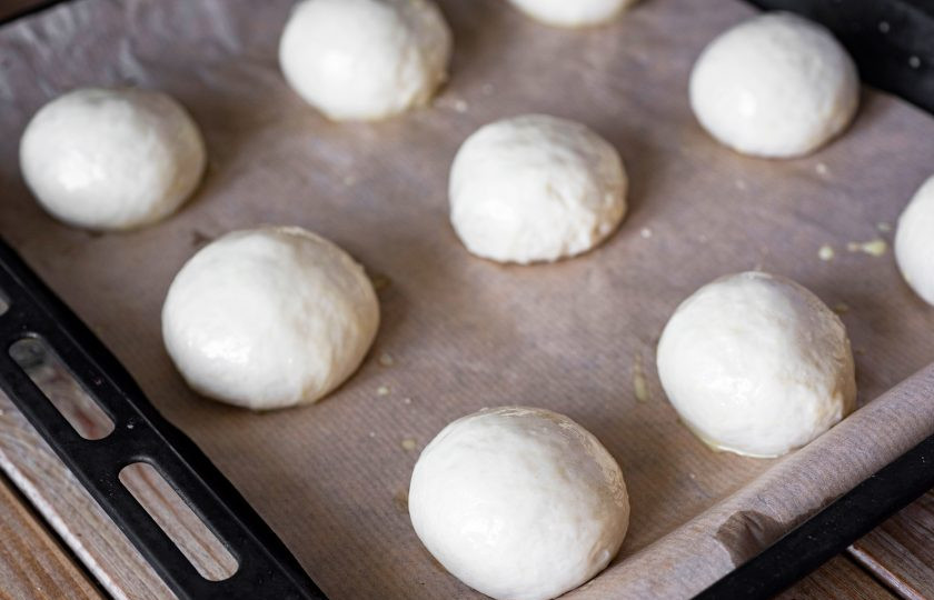 1. Этап. Булочки простые: Все шарики из теста выложите на противень, застеленный пергаментом для выпекания, дайте им еще 15 минут на подъем. Затем каждый шарик из теста можно смазать взболтанным яйцом. Отправляйте булочки выпекаться в уже разогретую до 180 градусов духовку на 15 минут.