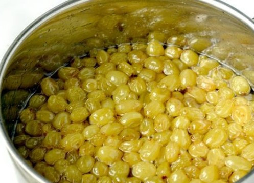 1. Этап. Варенье из винограда на зиму: Затем еще два раза повторяем эту процедуру: варим 10 минут, снимаем с огня, настаиваем 6 часов. В последний заход добавляем в варенье лимонный сок и ванилин.