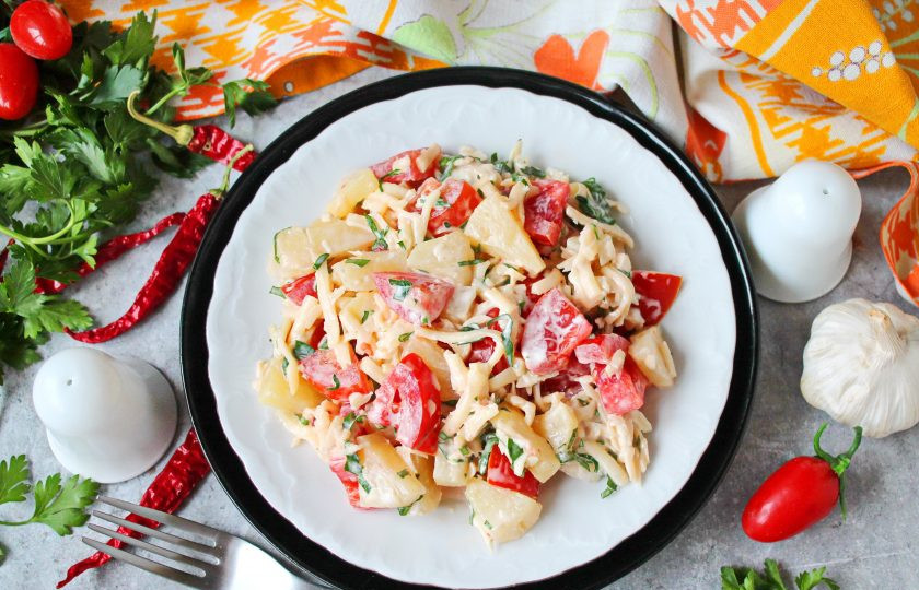 1. Этап. Салат с помидорами, ананасом и сыром: Приятного аппетита!