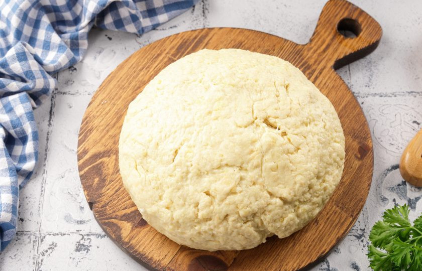 1. Этап. Картофельные клёцки с сыром: Готовое тесто должно быть мягкое и немного липкое, не забивайте его мукой. Смажьте руки растительным маслом и сформируйте колобок.