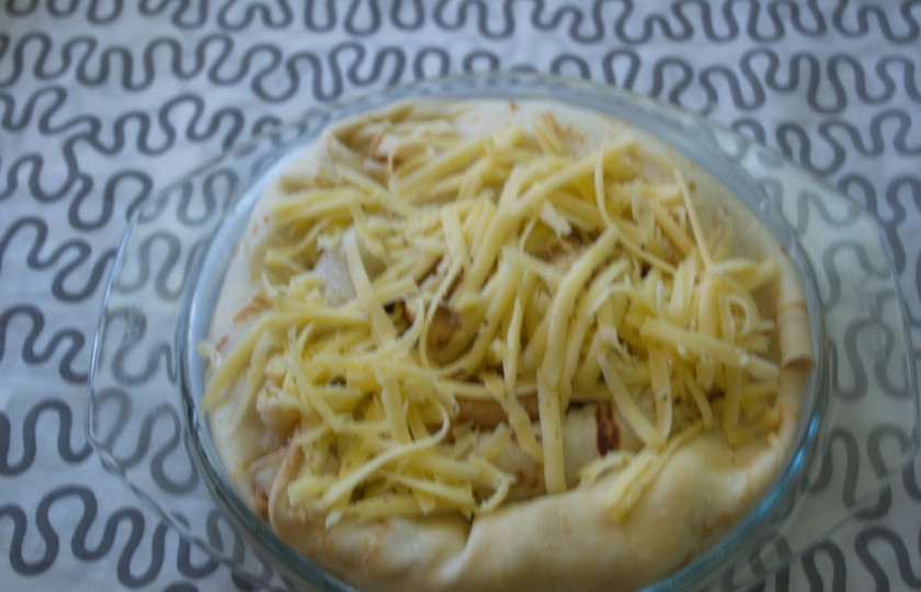 1. Этап. Пирог блинный с курицей: Взбейте два яйца, добавив 2-4 ст. ложки молока. Залейте этой смесью блины. Сверху выложите натертый твердый сыр. Слегка посолите и поперчите. Разогрейте духовку до 200 градусов. Запекайте пирог в духовке около 10 минут.