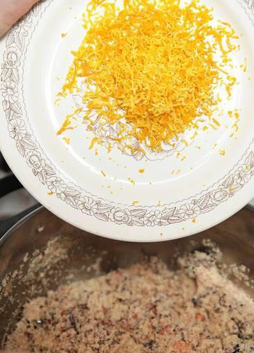 1. Этап. Халава: В это время добавляем натертую цедру апельсина.