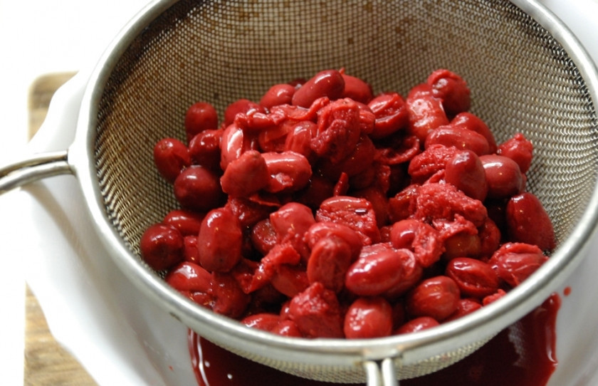 1. Этап. Салат грузинский со свеклой: 4. Остывшие и разваренные ягоды кизила перетираю через сито, а несколько штучек оставляю для подачи.