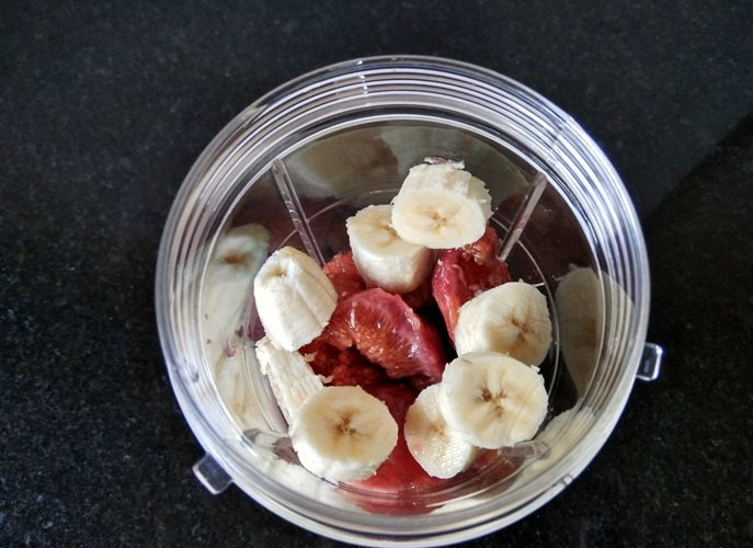 1. Этап. Бананово-инжирный коктейль: 2. Очистите банан и инжир, измельчите на кусочки и поместите в стеклянную емкость.