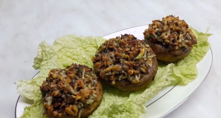 1. Этап. Грибы, фаршированные орехами и сыром: 5. Отправьте шампиньоны в разогретую до 200 градусов духовку на 7-10 минут. Приятного аппетита!
