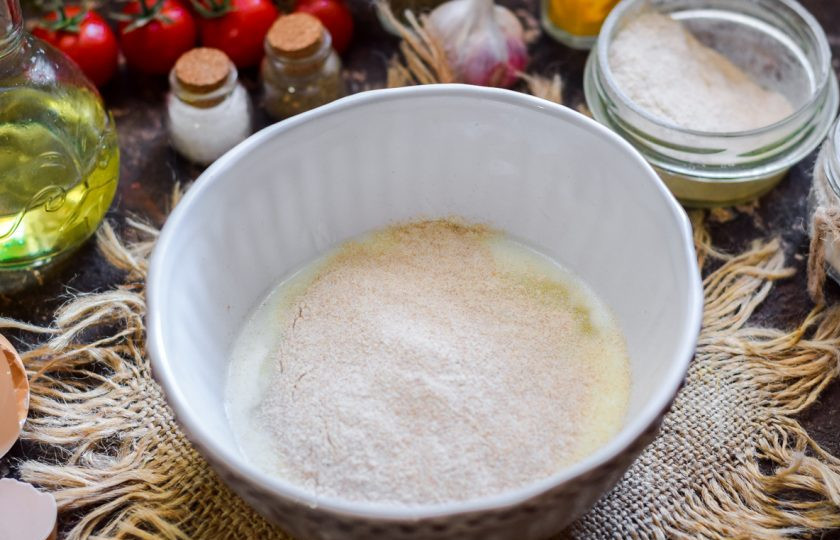 1. Этап. Оладьи на кефире из ржаной муки: Добавьте ржаную муку, соль и сахар по вкусу.