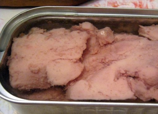 1. Этап. Салат из печени трески слоями: 2. Откройте коробочку консервированной печени трески. Разомните ее вилкой прямо в коробочке вместе с маслом.