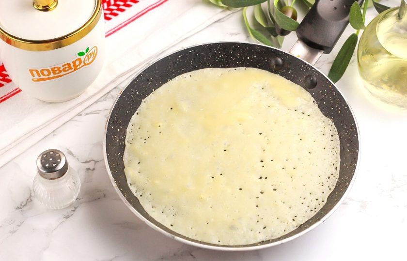 1. Этап. Ажурные блины на молоке (легкий рецепт): Прогрейте сковороду с плоским дном на плите и в первый раз смажьте ее маслом или жиром. Влейте немного теста на сковороду и округлите, остаток слейте. Очень важно вливать понемногу теста, чтобы оно сразу же пузырилось. Обжарьте блин 1-2 минуту с одной стороны.