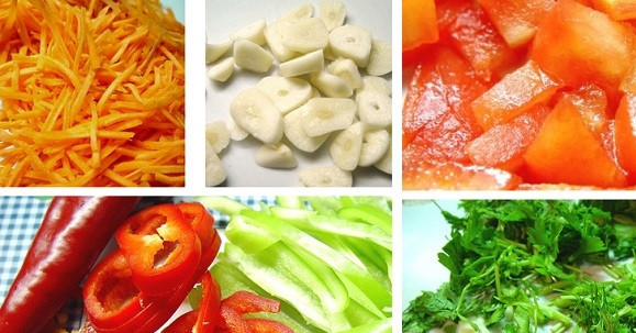 1. Этап. Масляная рыба, тушенная с овощами: 3. Очистите и измельчите овощи. Один помидор нарежьте кубиками, второй — кружочками. Морковь натрите на терке. Тонкими брусочками нарежьте перец (сладкий и острый), измельчите чеснок и зелень.