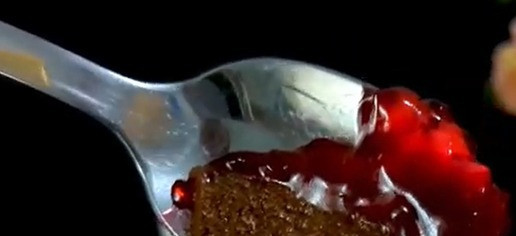 1. Этап. Шоколадное желе на агар-агаре: Полейте его охлаждённым вишнёвым соусом и подавайте. Приятного аппетита!