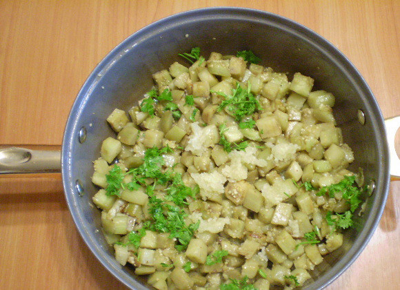 1. Этап. Баклажаны жареные с чесноком и сметаной: 6. К практически готовым баклажанам нужно добавить чеснок, пропущенный через пресс. Также приветствуется любая зелень.