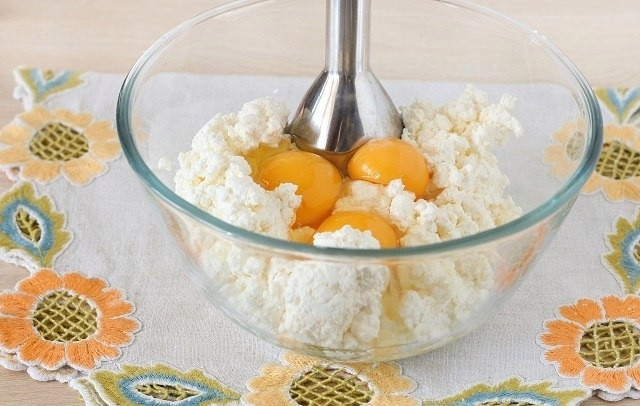 1. Этап. Пирог из мягкого творога: Сделайте пудинг из творога, добавьте 2 целых яйца и один желток.