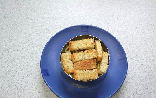 1. Этап. Салат с сыром, яйцом и соленым огурцом: 6. Дополните все сухариками.