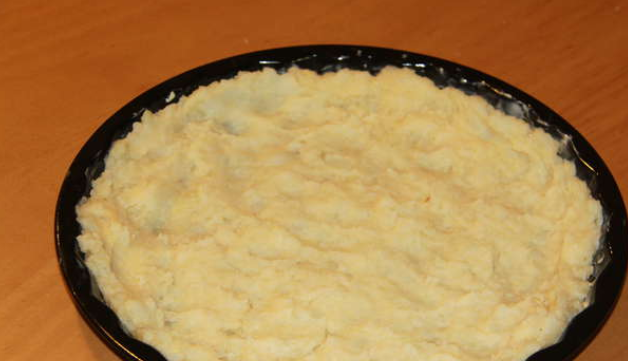 1. Этап. Лисички, запеченные в духовке: Сваренный и пюрированый картофель смешиваем с яйцом. Выкладываем полученную массу на блюдо для запекания, равномерно распределив картофель по поверхности.