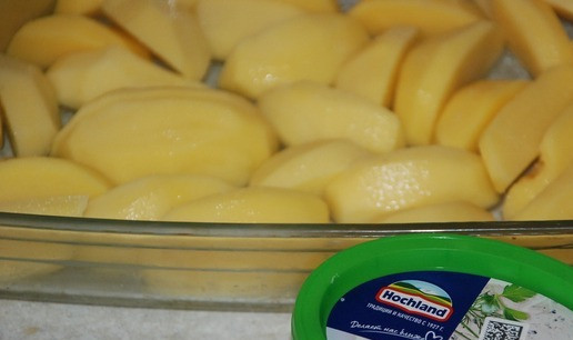 1. Этап. Теплый салат с мясными шариками: Очищенный картофель нарезать крупными дольками, положить в форму для духовки, смазанную растительным маслом и отправить в духовку, разогретую на 180 гр, на 1 час