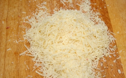 1. Этап. Свинина с белыми грибами: 8. Тем временем натираем сыр.