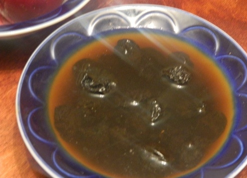 1. Этап. Свекольные пирожные ПП: Чернослив заливаем кипятком минут на 10.