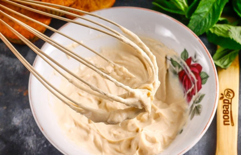 1. Этап. Крем для кексов: Тщательно перемешайте в течение 3-4 минут содержимое емкости венчиком или вилкой, чтобы крем загустел. Сначала в нем образуются комочки — это нормально, а затем он станет густым и будет держать свою форму, оставаясь на венчике.