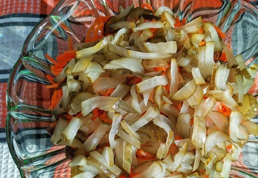 1. Этап. Печёночный салат Нетипичный: Солёные огурцы нарезать брусочками.