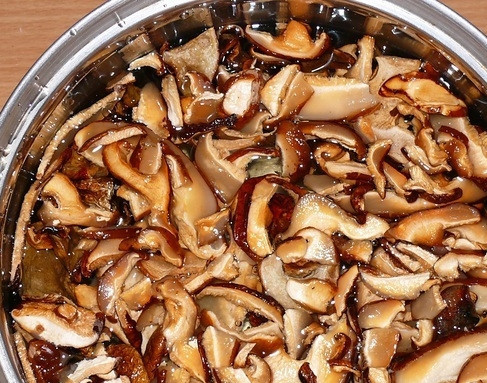 1. Этап. Грибная икра из сушеных грибов: Грибы залейте водой, оставьте их на ночь.