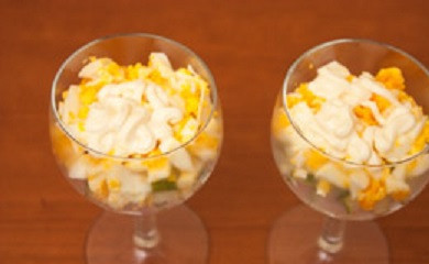 1. Этап. Салат-коктейль с ветчиной: 8. Следующим слоем будут яйца и снова немного майонеза. При желании салат-коктейль с ветчиной в домашних условиях можно сделать со сметаной и горчицей, например.