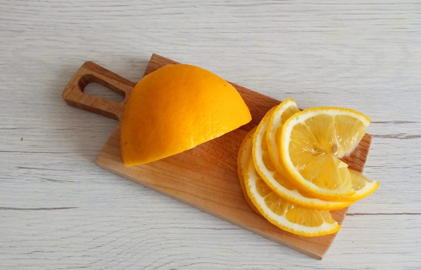 1. Этап. Бутерброды по-сахалински: Лимон нарежьте на тонкие ломтики.