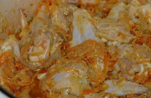 1. Этап. Куриные крылышки в сметане: 9. Аккуратно перемешать и обжарить еще 5 минут.