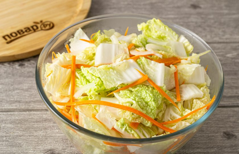 1. Этап. Маринованная пекинская капуста на зиму: Соедините все овощи в глубокой миске, перемешайте.