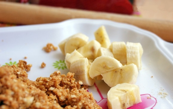 1. Этап. Конфеты с банановой начинкой: 4. Банан очищаю от кожуры и разрезаю вдоль, затем — еще на кусочки, может пригодиться не весь банан.