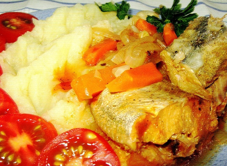 1. Этап. Рыба по-узбекски: Помидоры вымыть и обсушить. Нарезать кольцами. Посолить, поперчить, добавить кориандр и перемешать. Рыбу по-узбекски подавать с гарниром из помидоров и томленого лука, украсив веточками кинзы.