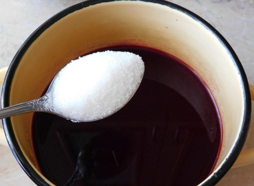 1. Этап. Летний кисель: Добавляем по вкусу сахар. И снова доводим до кипения.